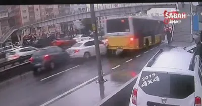 Avcılar’da bir otomobil, durakta yolcu alan otobüse makas attığı sırada kaza meydana geldi | Video