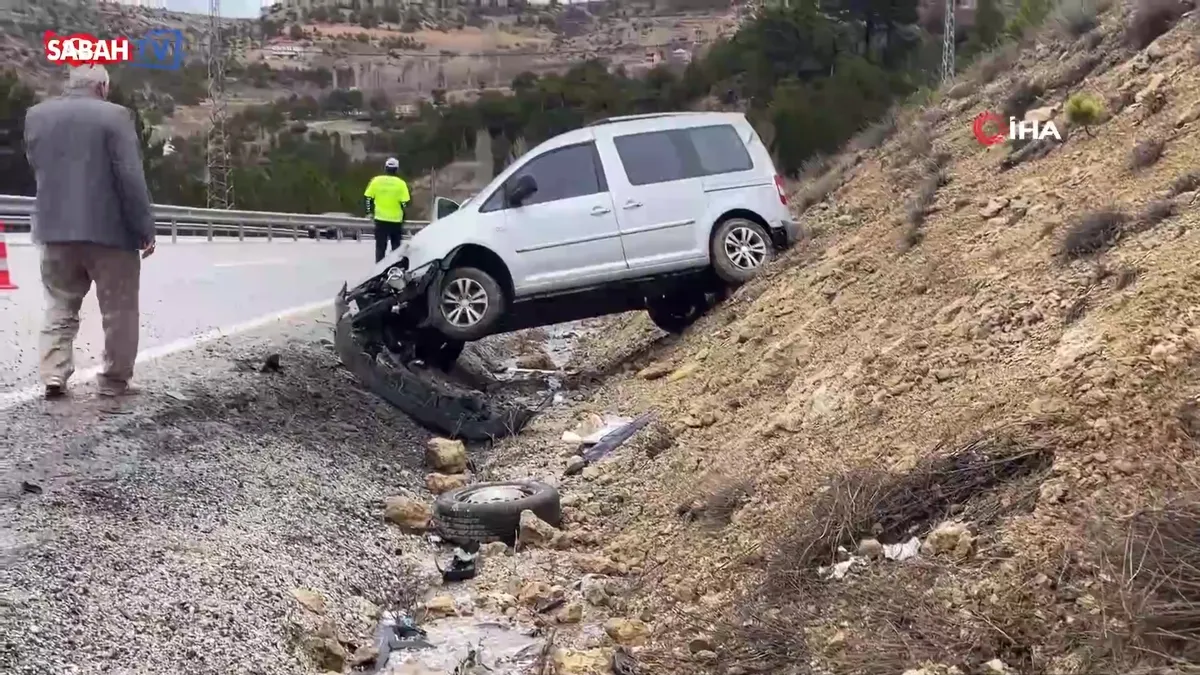 Kontrolden çıkan hafif ticari araç şarampole savruldu: 1 yaralı videosunu izle Kontrolden çıkan hafif ticari araç şarampole savruldu: 1 yaralı videosunu izle