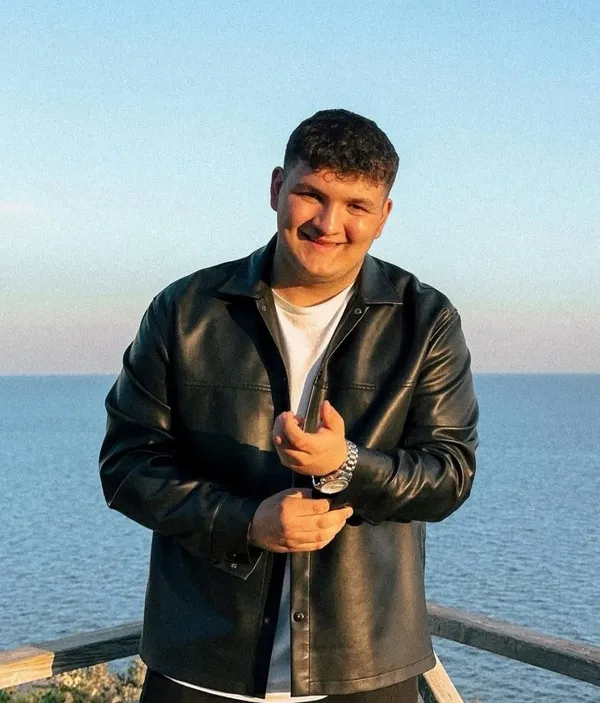 teras-katindan-dusen-19-yasindaki-genc-oldu-1792334138729.jpg