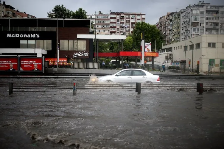 İstanbul’da kuvvetli yağış su taşkınlarına neden oldu