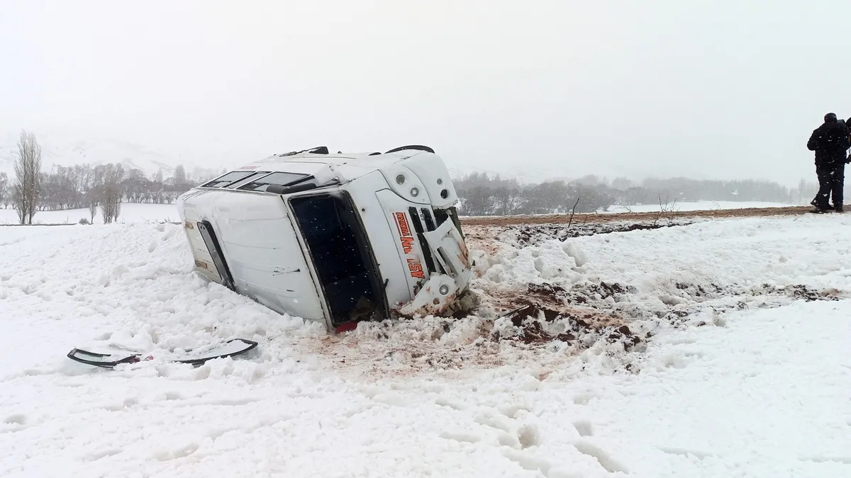 SON DAKİKA | Sivas’ta öğrenci servisi devrildi: 10 yaralı! SON DAKİKA | Sivas’ta öğrenci servisi devrildi: 10 yaralı!