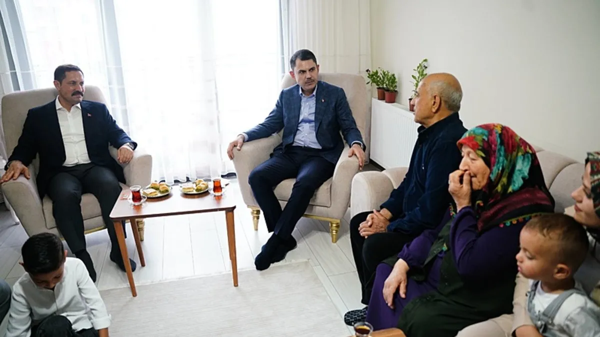 Bakan Kurum, Hatay’da evleri tamamlanan depremzede ailenin misafiri oldu!