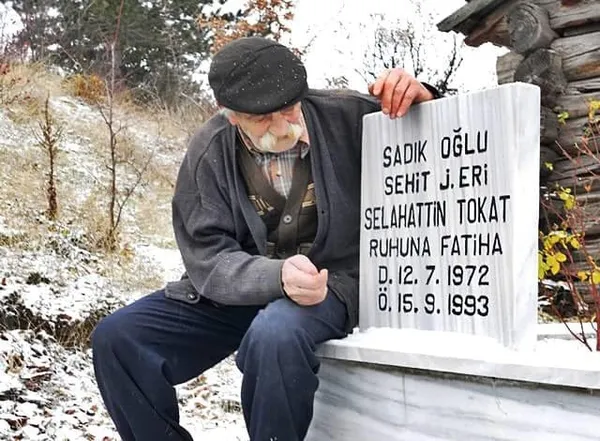 sehit-oglu-yalniz-kalmasin-diye-koyde-tek-basina-yasayan-sehit-babasi-sadik-tokat-yasamini-yitirdi-1638884108435.jpg
