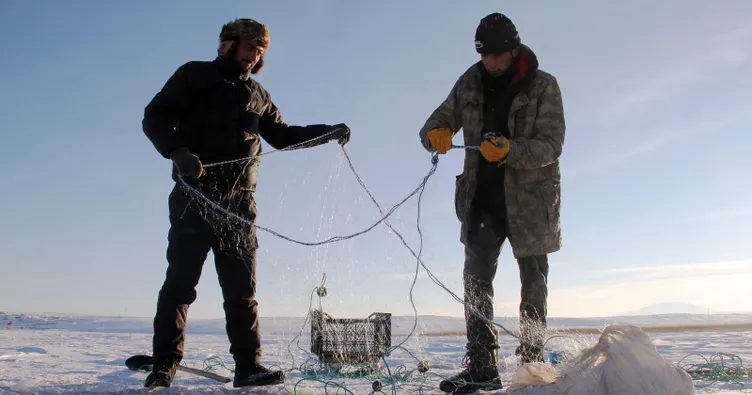 Çıldır Gölü’nde Eskimo usulü balık avı