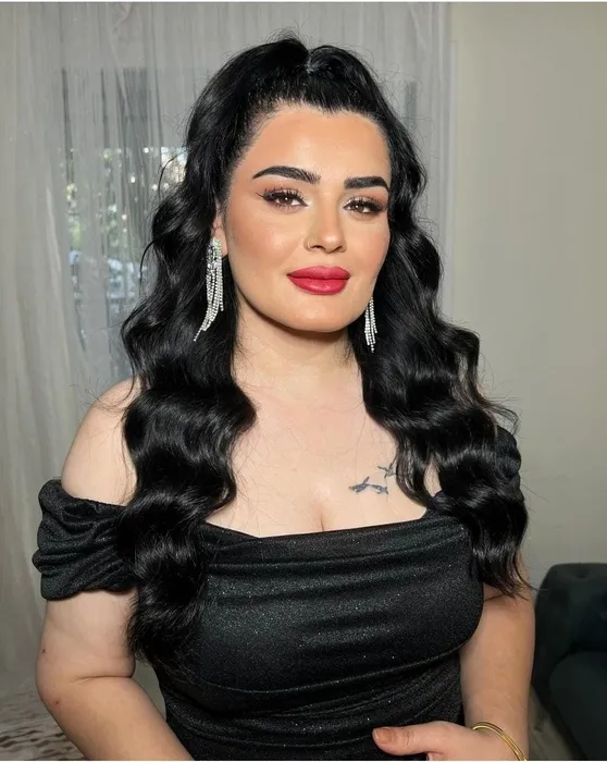 Sosyal medya fenomeni gelinlikçiyi birbirine kattı!