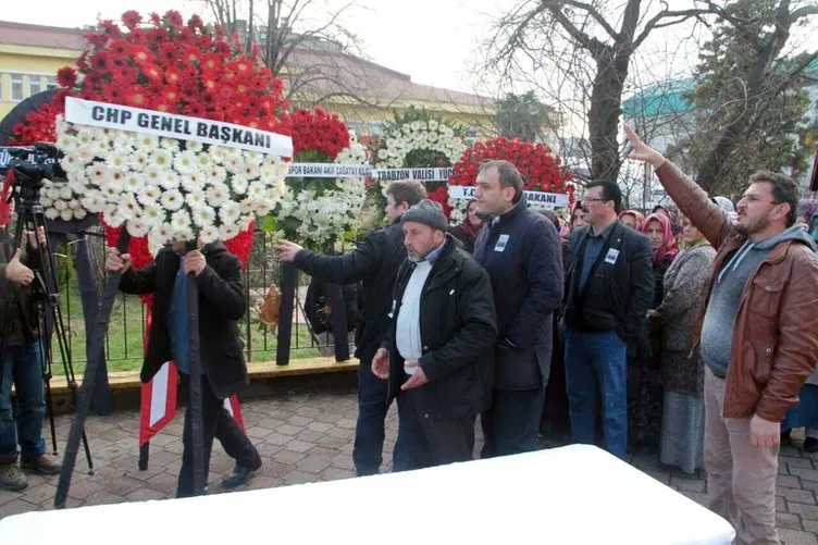 Şehit cenaze törenine gönderilen CHP çelengi boş bahçeye atıldı