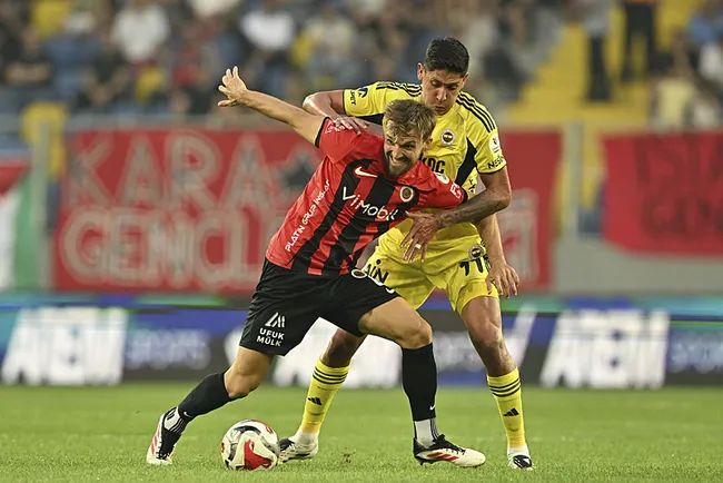 fenerbahce-genclerbirligi-deplasmaninda-macta-3-gol-var-1756661109965.jpg