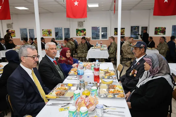 bakan-guler-iftarda-sehit-aileleri-gaziler-ve-mehmetcikle-bulustu-1711097866585.jpg