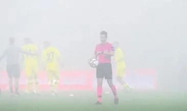 İstanbul’a sis çöktü maç yarıda kaldı