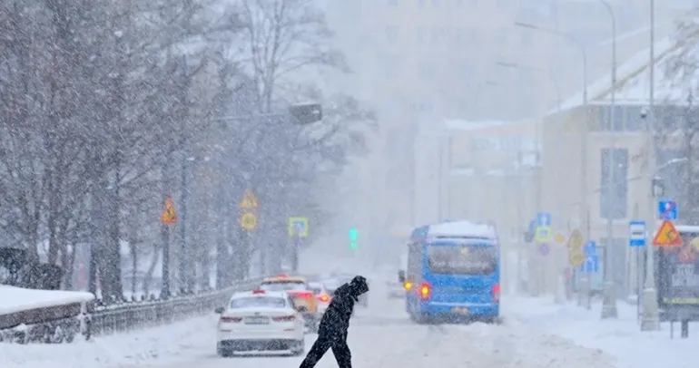 Moskova’da kar yağışı hayatı felç etti!