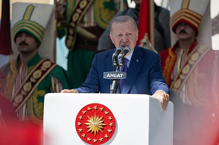 son-dakika-baskan-erdogan-ve-devlet-bahceli-ahlat-selcuklu-kabristanini-ziyaret-etti-tarihi-kare-1787659535071.jpg