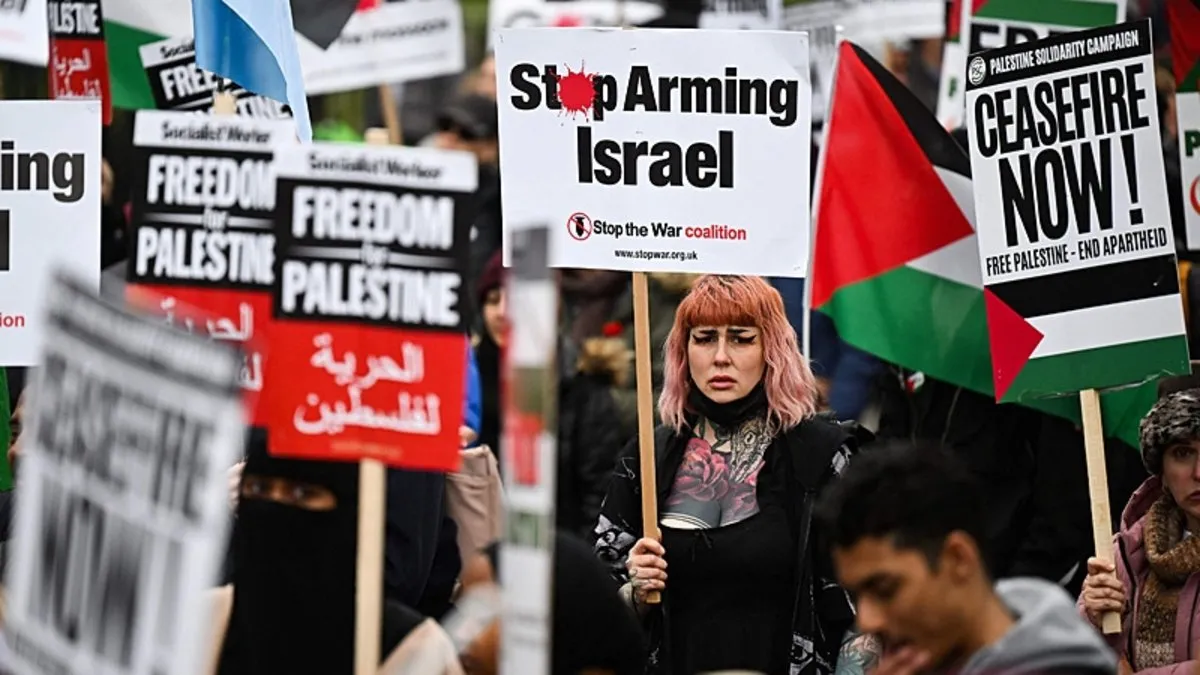 İngiltere Parlamentosu önünde Gazze protestosu Ülkemiz soykırıma işbirlikçilik yapıyor