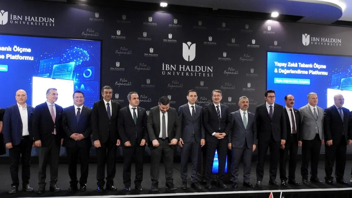 İbn Haldun Üniversitesi kampüsünde bir derslik veya yapay zeka teknolojisini temsil eden bir görsel.