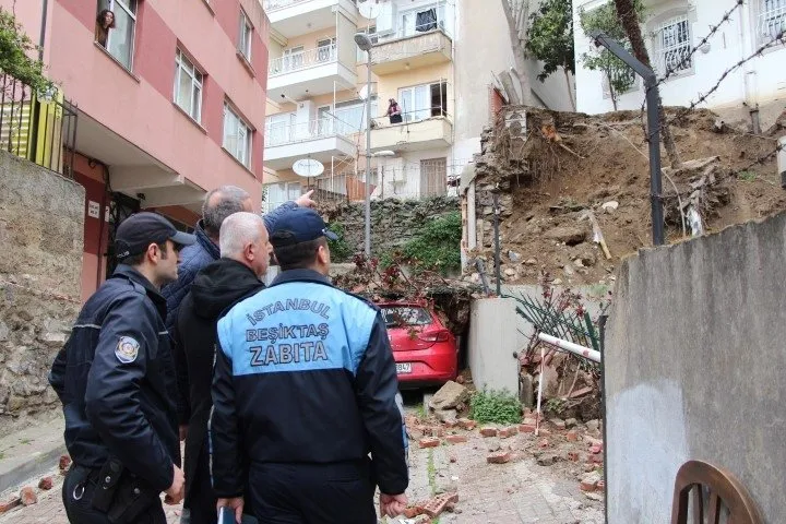 Beşiktaş’ta istinat duvarı çöktü; 2 katlı bina boşaltıldı