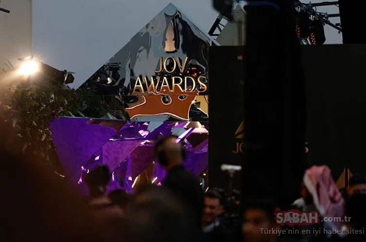 Fahriye Evcen’den Barış Arduç’a… Türk yıldızlar Riyad’daki ödül töreninde şıklık yarışına girdi!