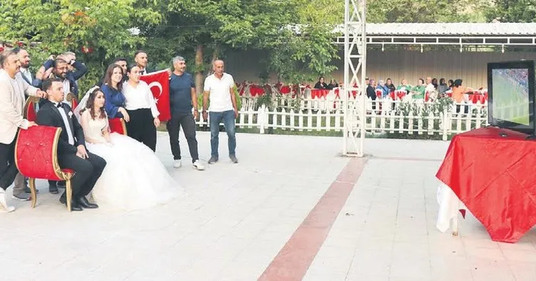 Düğünde milli maç molası