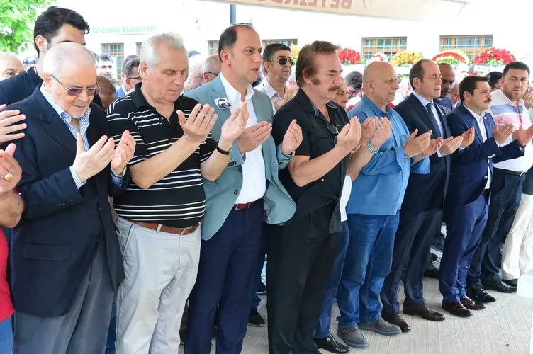 NeÅe Karaböcek oÄlunun cenazesinde gözyaÅlarına boÄuldu