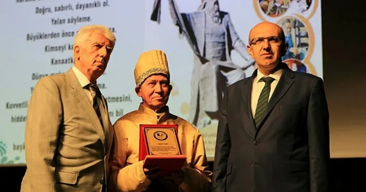 Bergama’da yılın Ahisi seçilen terzi Ahmet Tutar’a plaket