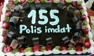 İlkokul öğrencilerinden polislere pastalı kutlama
