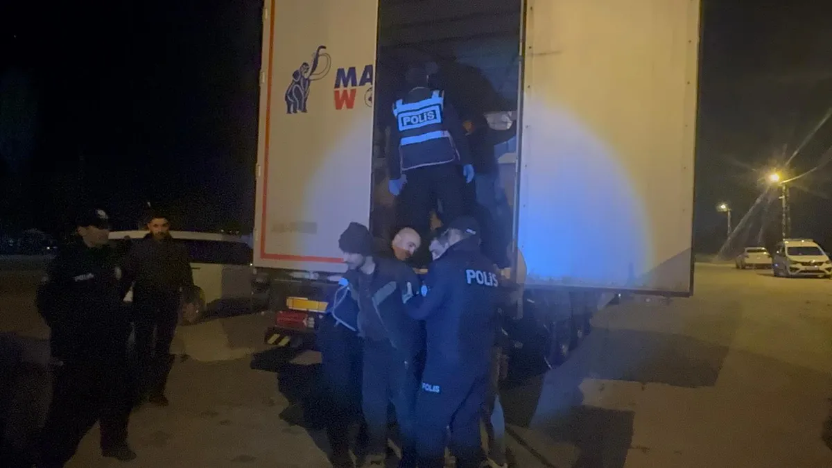 Erbaa’da film gibi operasyon! TIR dorsesinde 18 düzensiz göçmen yakalandı