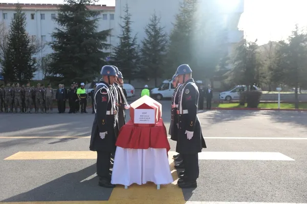 cezaevi-nakil-aracinin-devrildigi-kazada-yaralanan-bascavus-sehit-oldu-1712180298337.jpg