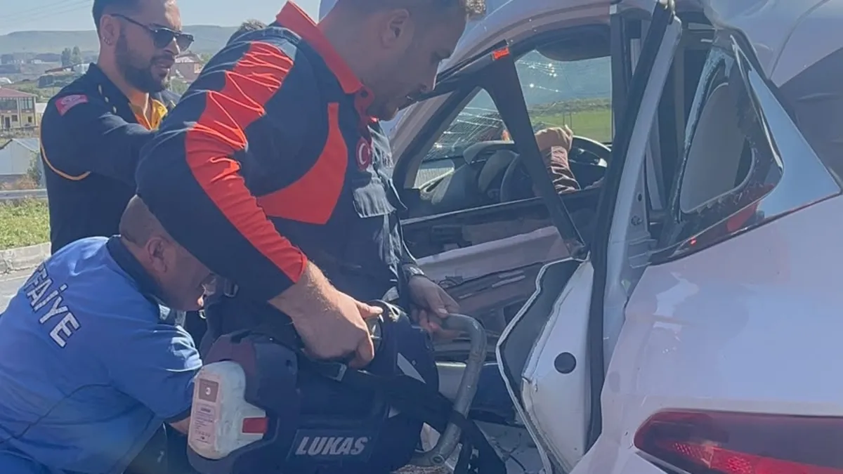 Trafik kazasında araçta sıkışan kişi kurtarıldı