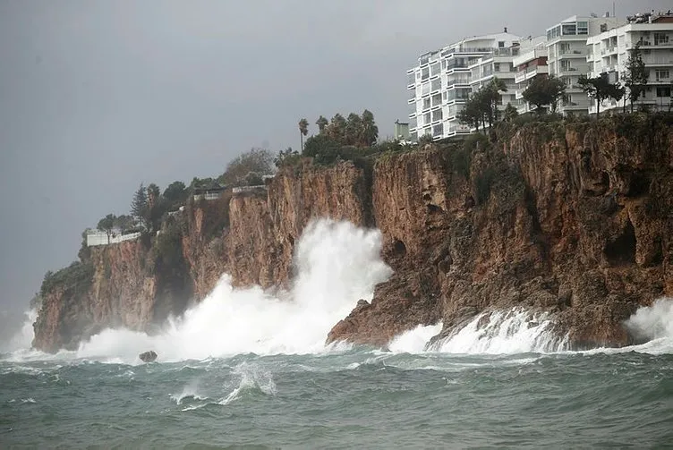 Son dakika: Meteoroloji uyarmıştı! Antalya’da şiddetli yağmur ve fırtına etkili oldu: Hayat durma noktasına geldi