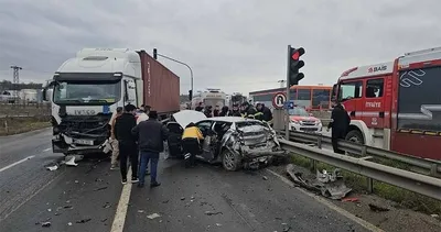 TIR, otomobile arkadan çarptı: 3 yaralı