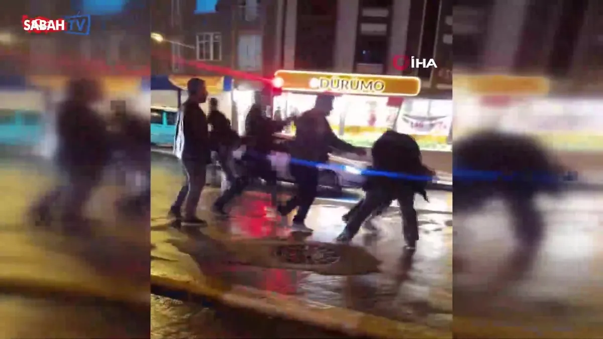 Kahvehane çıkışında tekme tokat birbirine girdiler! Kavga anları kamerada | Video videosunu izle Kahvehane çıkışında tekme tokat birbirine girdiler! Kavga anları kamerada | Video videosunu izle