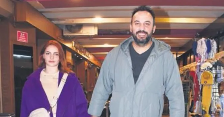 Sevgiliyle el ele poz