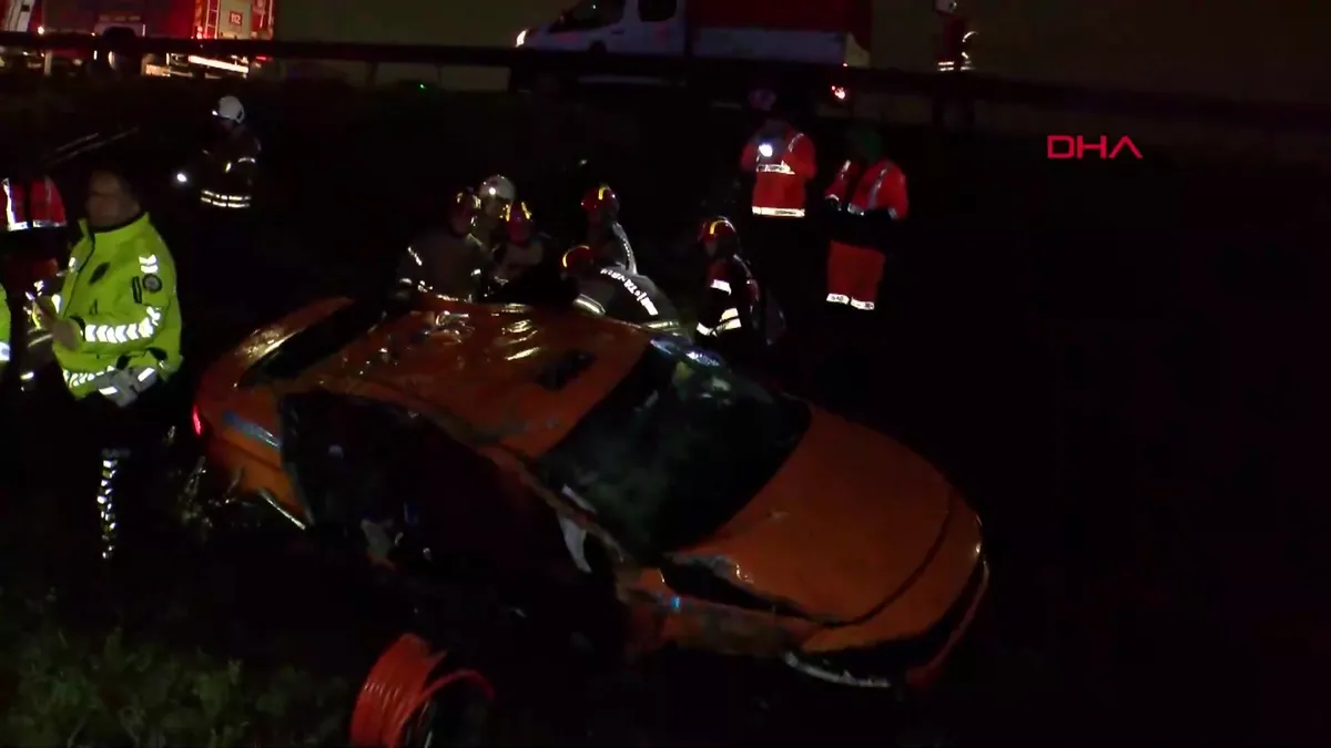 Pendik’te taksi su kanalına uçtu: 3 ölü,1 yaralı | Video videosunu izle Pendik’te taksi su kanalına uçtu: 3 ölü,1 yaralı | Video videosunu izle