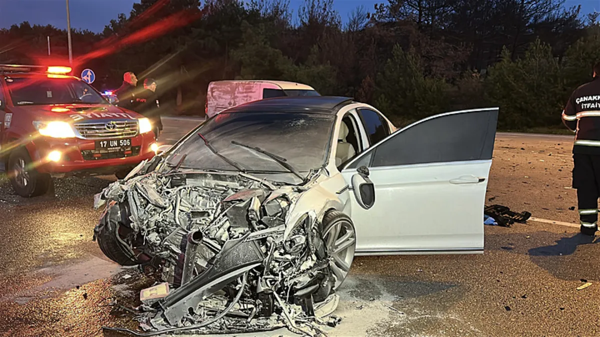 Çanakkale’de 2 otomobil çarpıştı: 1’i ağır, 5 yaralı! Çanakkale’de 2 otomobil çarpıştı: 1’i ağır, 5 yaralı!