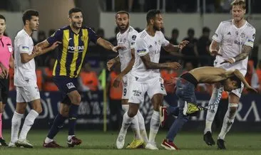 Son dakika: Ankaragücü - Beşiktaş maçının sonunda olaylar çıktı! Taraftar sahaya girdi, futbolculara saldırdı...