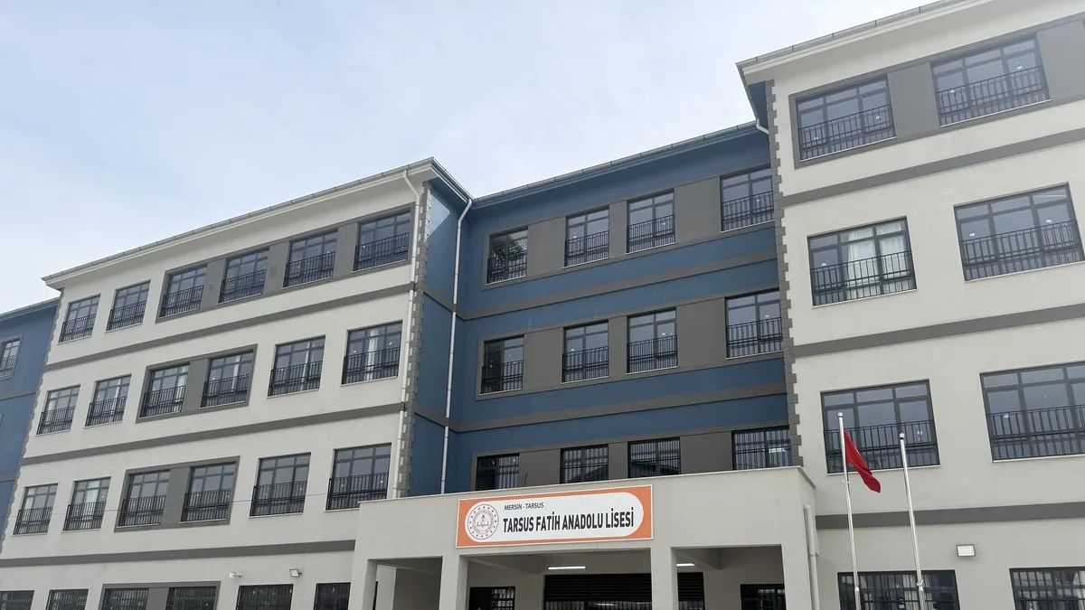 Mersin’de akılalmaz olay: Lisede silahla yakalandı! Mersin’de akılalmaz olay: Lisede silahla yakalandı!