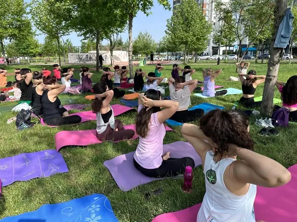 diyarbakirda-kadinlar-acik-havada-yoga-ve-egzersiz-yapiyor-1715007439955.jpg