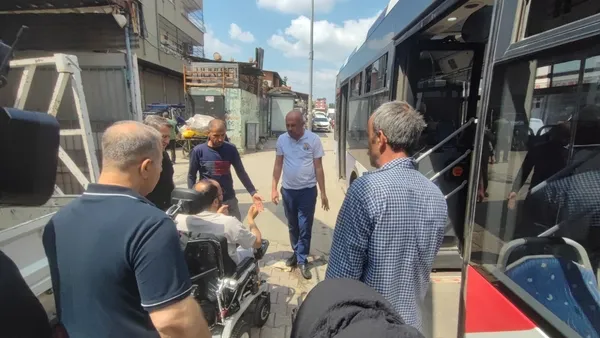 chpli-adana-buyuksehir-belediyesinde-engelli-yolcu-skandali-otobuse-alinmayan-engelli-polisin-yardimiyla-bindi-1777538630238.jpg