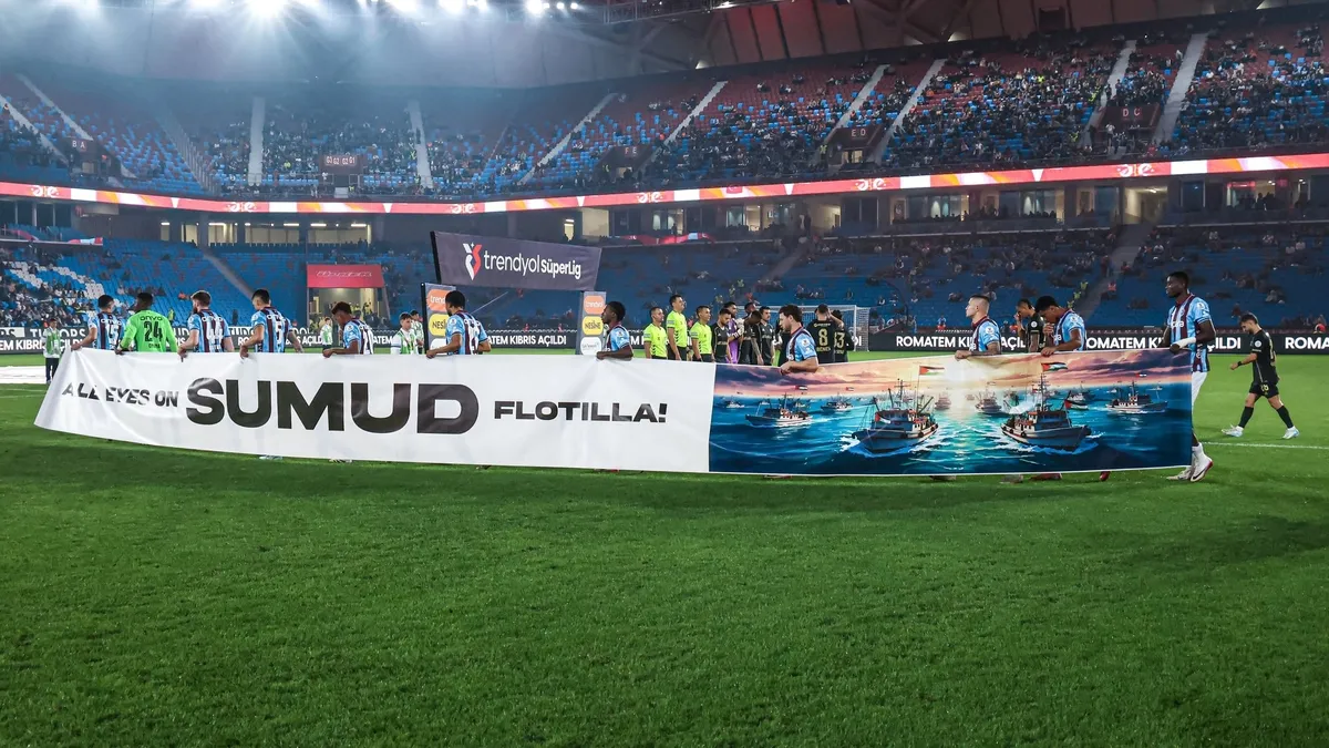 Trabzonspor'dan Sumud Filosu'na destek pankartı!