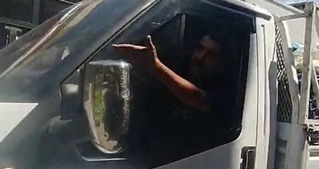 Hem suçlu hem güçlü: Ters yöne girip hakaretler etti, ehliyetsiz çıktı!