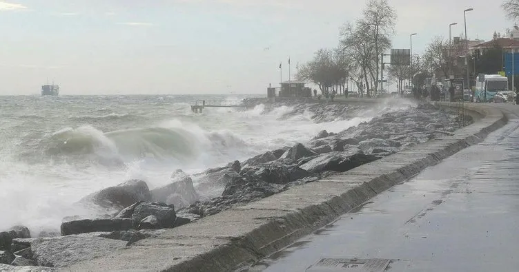 İstanbul’da fırtına yüzünden denizde dev dalgalar oluştu
