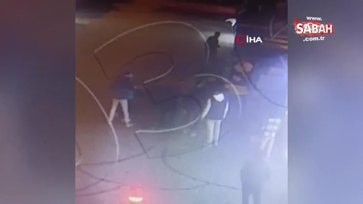 Şakalaşıyormuş gibi yapıp bacaklarından vurdu | Video