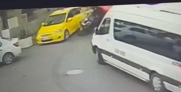 taksinin-yolcu-kapisina-carpan-genc-motosikletli-minibusun-altinda-kaldi-1704531860179.jpg