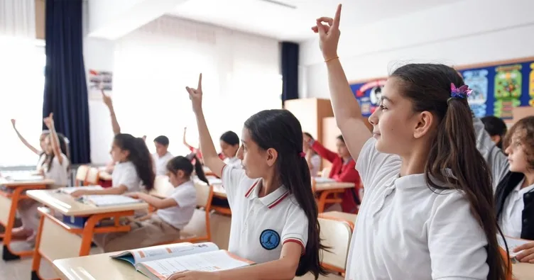 Okullarda ilk gün eğitim kaçta sona erecek? 2025-2026 Eğitim-Öğretim Yılı zili çaldı! İşte 8 Eylül 2025 ders saatleri