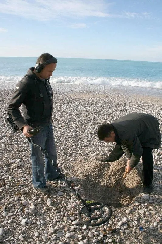 Ölüdeniz sahili delik deşik oldu