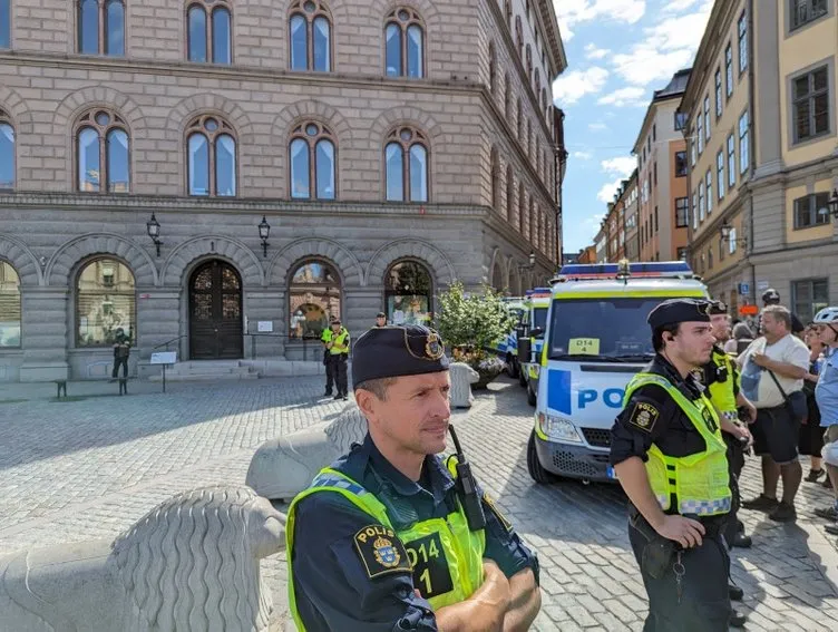 İsveç’te skandalların arkası kesilmiyor! Yine Kur’an-ı Kerim yakıldı: Bir kadın yangın södürücü tüple engel olmaya çalıştı