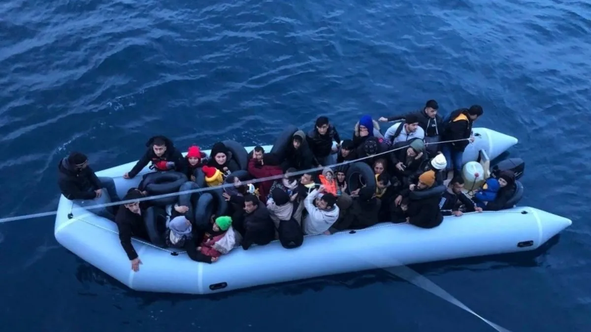 Kuzey Ege’de 63 düzensiz göçmen karaya çıkarıldı Kuzey Ege’de 63 düzensiz göçmen karaya çıkarıldı