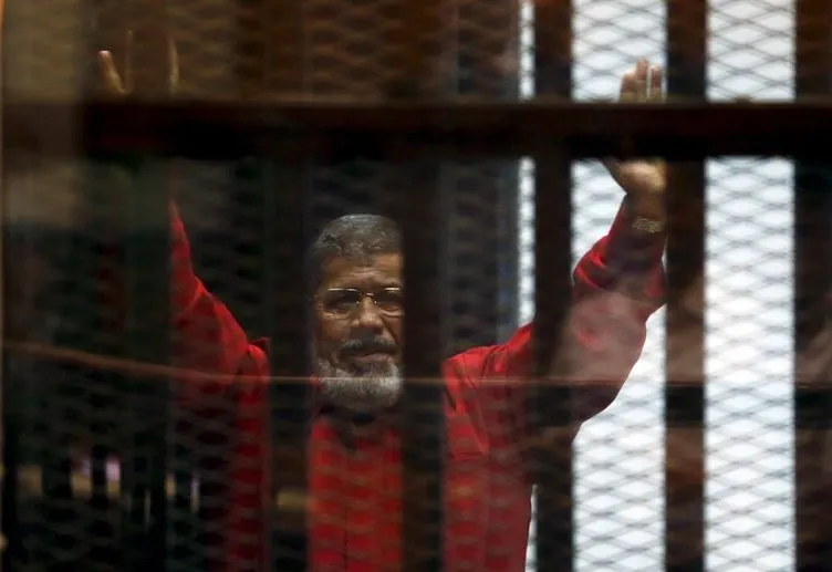Mursi ilk kez idam mahkumu kıyafetiyle mahkemede