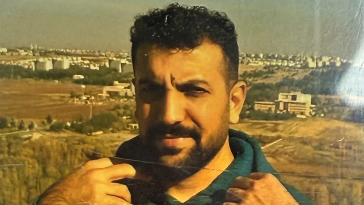 Adana'da piknik sırasında çocuğunun terliğini almak için girdiği Seyhan Baraj Gölü'nde boğulan babanın hastanede hayatını kaybettiği haberi.