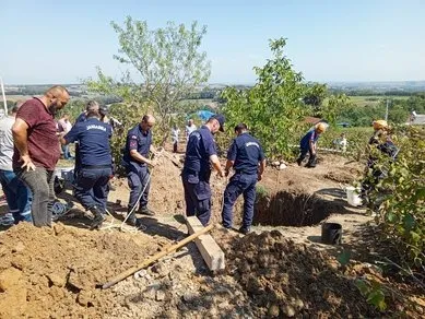 samsunda-su-cikarmak-icin-kuyu-kazdilar-2-kisi-toprak-altinda-kaldi-1725961393696.jpg