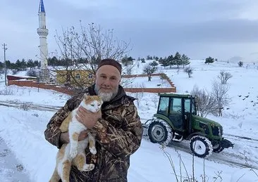 Köy muhtarının sevimli yardımcısı yürekleri ısıtıyor! Kar küreme çalışmalarında muhtara destek oluyor...