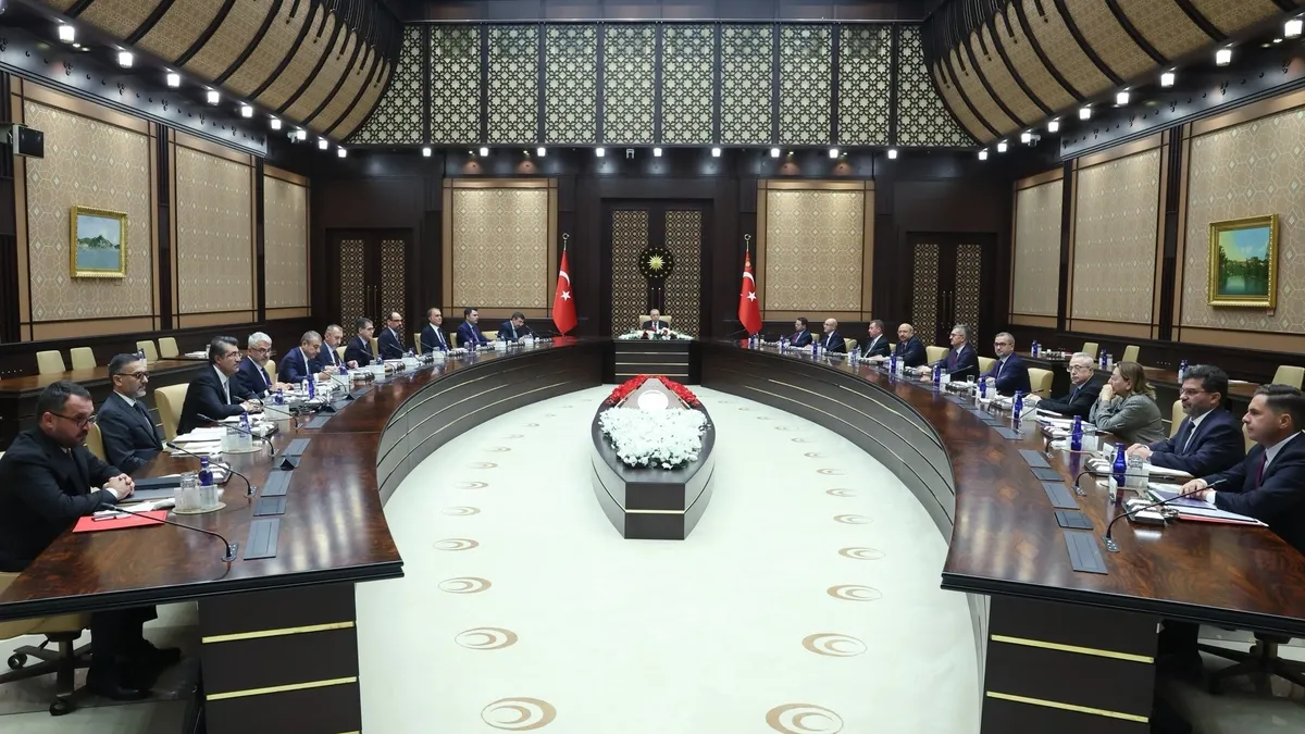 SON DAKİKA… Başkan Erdoğan ekonomi kurmaylarını topladı! Kritik zirvede 'Fon Koordinasyon Kurulu' kararı haber görseli